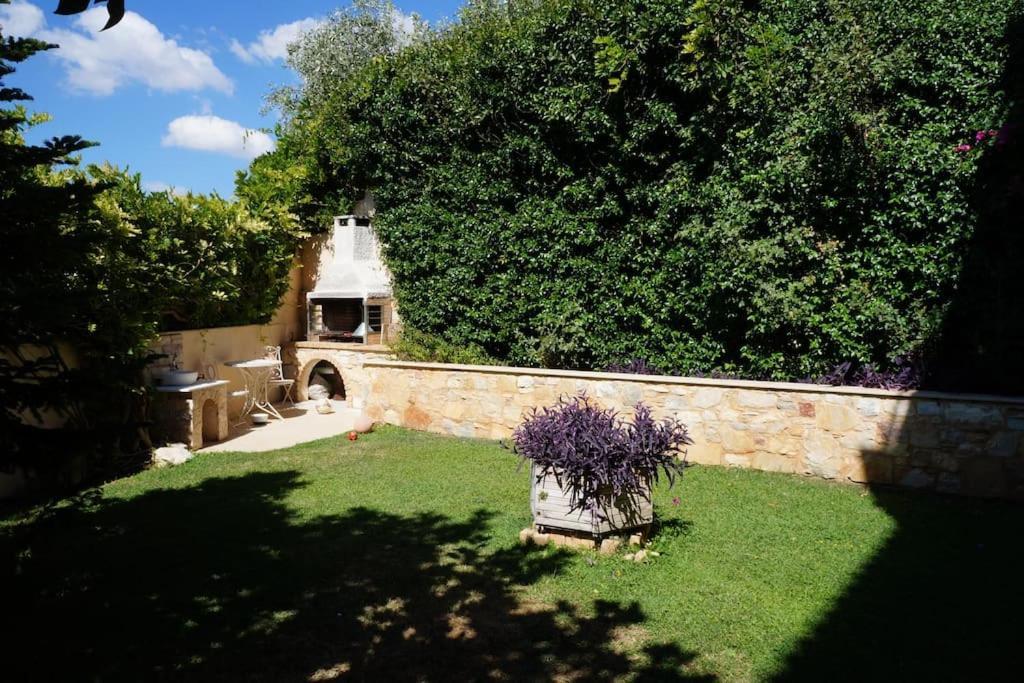 Apartment With A Garden, Bbq, Swimming Pool And Jacuzzi Dhráfi Exteriör bild