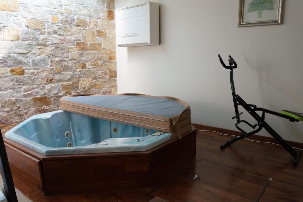 Apartment With A Garden, Bbq, Swimming Pool And Jacuzzi Dhráfi Exteriör bild