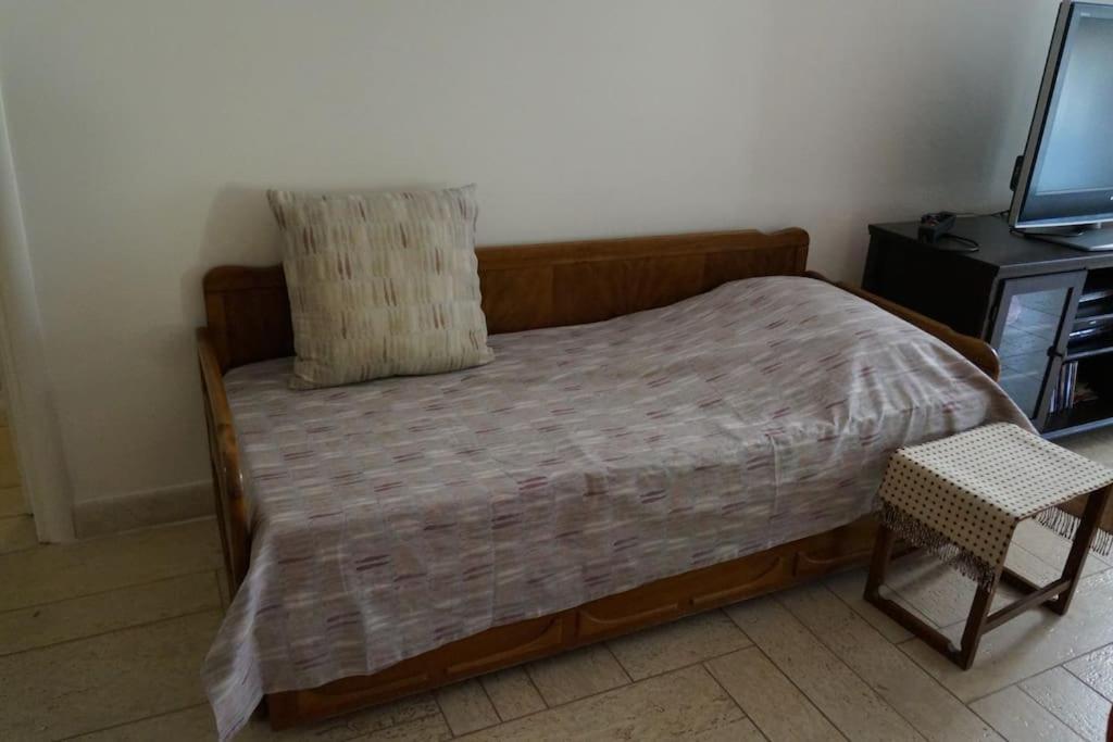 Apartment With A Garden, Bbq, Swimming Pool And Jacuzzi Dhráfi Exteriör bild