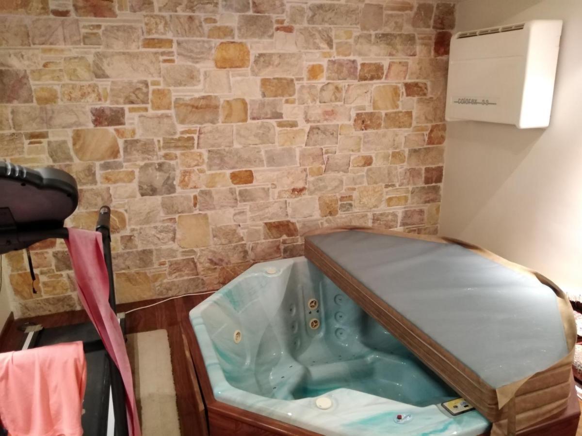 Apartment With A Garden, Bbq, Swimming Pool And Jacuzzi Dhráfi Exteriör bild